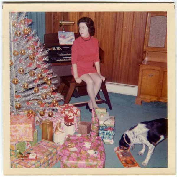 femme et sapin de noel doré robe rouge