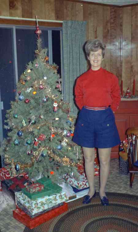 femme en short devant le sapin