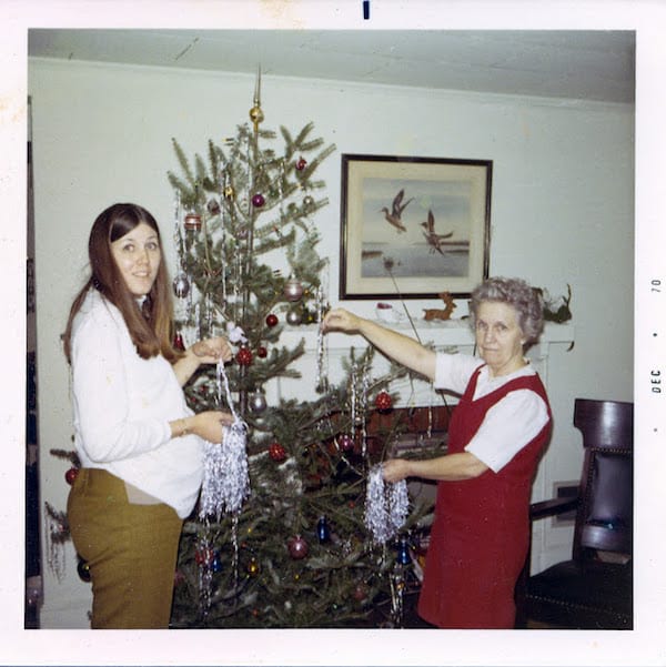 famille devant le sapin de noel femme enceinte