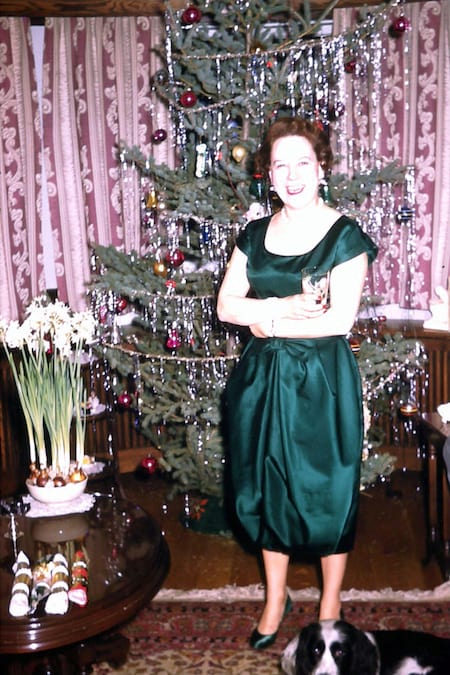 femme robe verte sapin noel