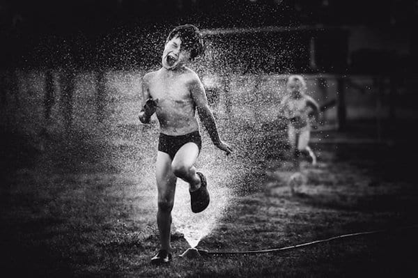 Photo de nikki Boon : un enfant joue avec de l'eau