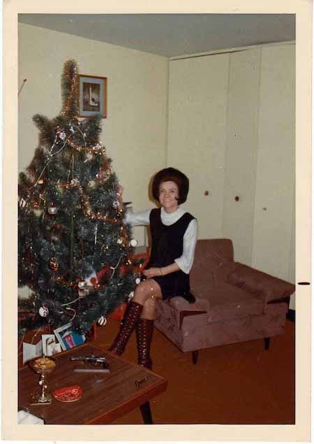 femme année 60 avec sapin de noel