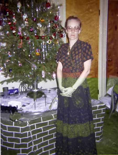 femme année 60 devant sapin de noel