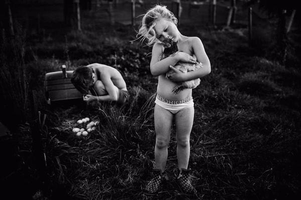 Les enfants de Nikki Boon s'occupent d'un canard