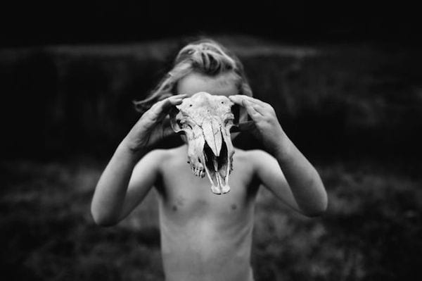 Un des enfants de Nikki Boon joue avec un crâne d'animal