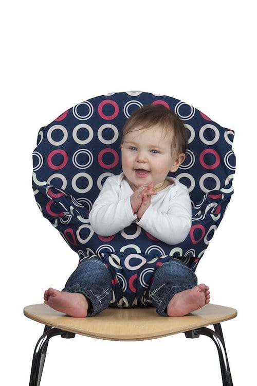 une chaise pour bébé en tissu qui s'adapte à toutes les chaises