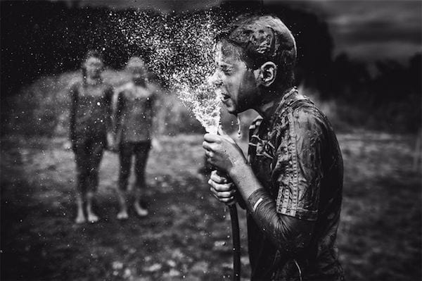 Les enfants jouent avec de l'eau sur cette photo de Nikki Boon