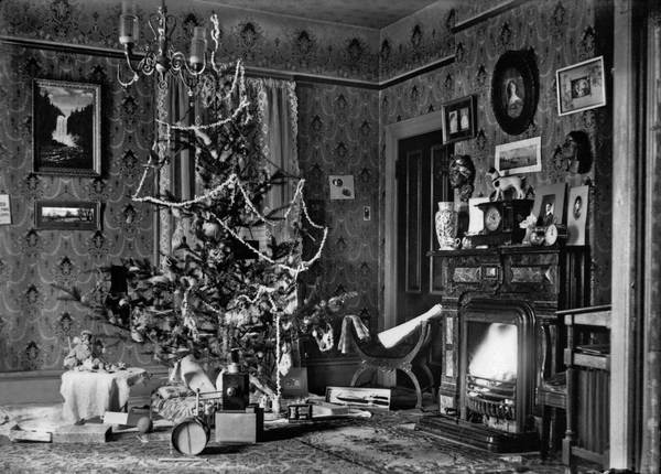 un sapin bien décoré dans la maison de la famille Brown dans les années 1900