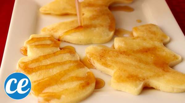 L’astuce de Noël pour faire un petit-déjeuner original avec des emporte-pièces de Noël.