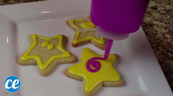 L’astuce de Noël pour faire un glaçage de gâteau avec une bouteille à sauce.