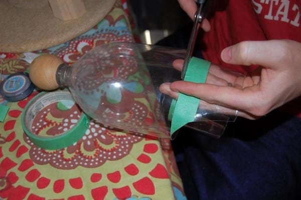 les bouteilles sont découpées en deux