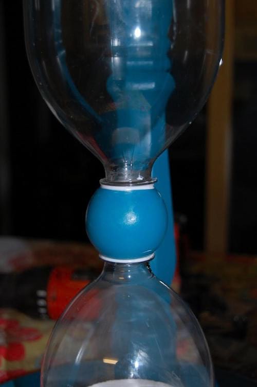 les deux bouteilles sont collées ensemble