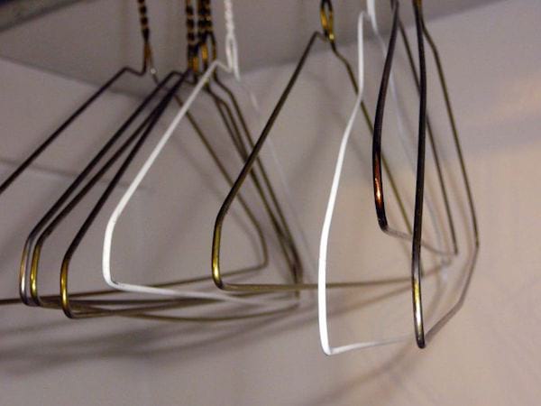 cintres métalliques dans une penderie