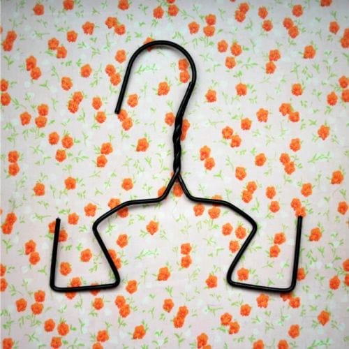 cintre plié pour faire des crochets et ranger les chaussures plates