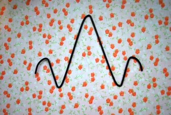 cintre plié pour pouvoir y accrocher des chaussures plates