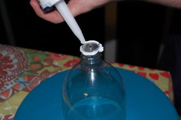 Posez du silicone sur le goulot de la bouteille