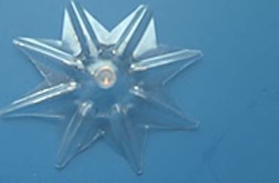 étoile faite avec une bouteille en plastique