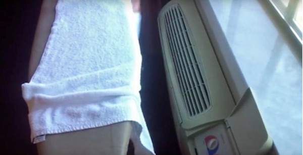une serviette mouillée devant une clim pour humidifier l'air