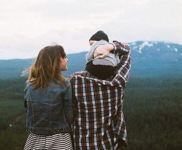 Couple avec son enfant en train de voyager plutôt qu'acheter des trucs