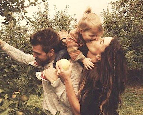 Couple avec leur enfant qui s'amuse en vacances