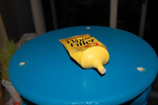 mettez de la pâte à bois sur les traces de vis