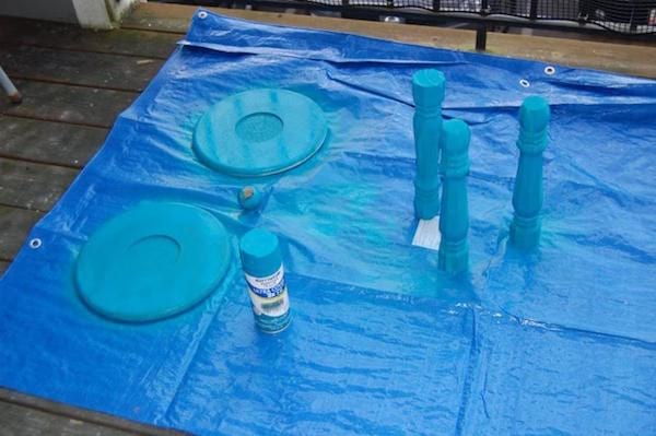 les pièces en bois du tabouret sont peintes en bleu