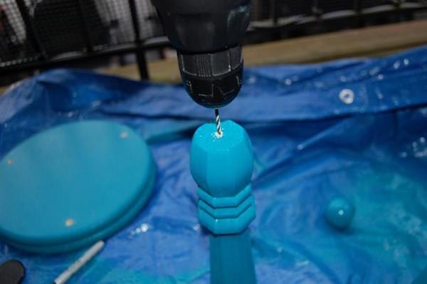 Percez les trous des tabourets