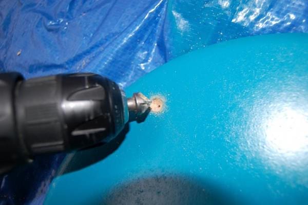 avec un fraise à bois, faire des trous dans la siège du tabouret