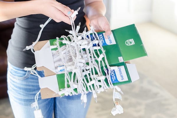 une petite boite en carton permet d'enrouler les guirlandes électriques pour les ranger facilement