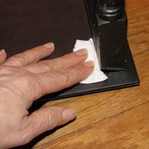 Un filtre à café plié pour câler le pied d'une table basse