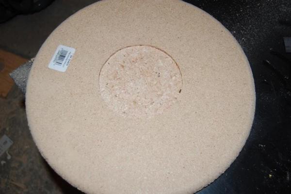 un cercle est fait dans le siège en bois