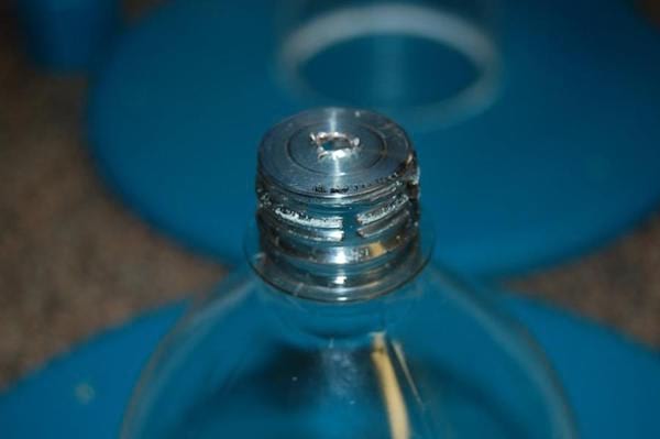 la rondelle est collée sur le goulot de la bouteille