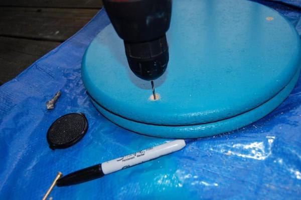 percez des trous dans les parties du tabouret qui servent à faire les sièges