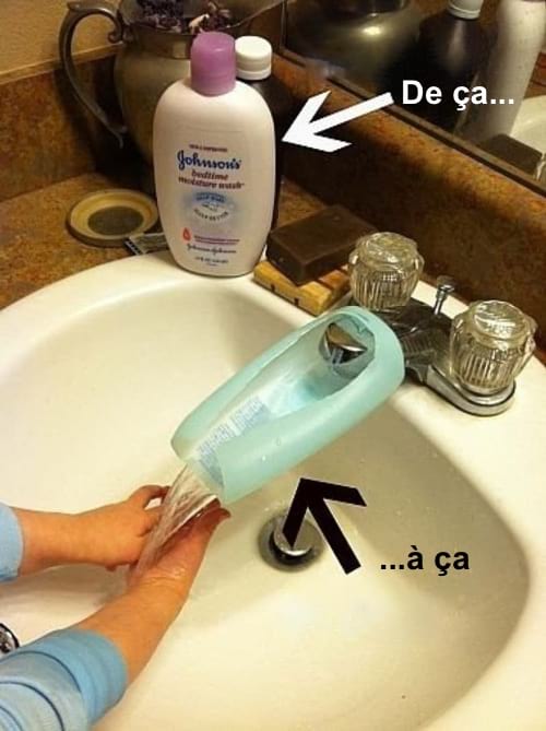 une bouteille de shampoing transformée en adaptateur de robinet