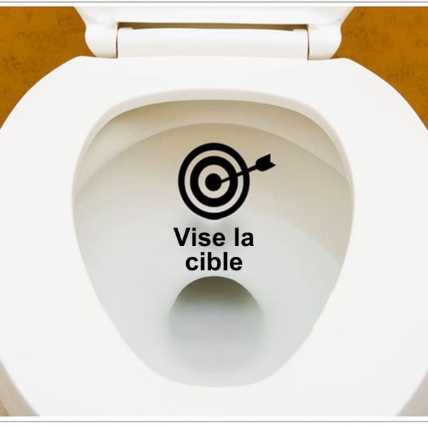 une cible dans les toilettes pour éviter les fuites d'urine