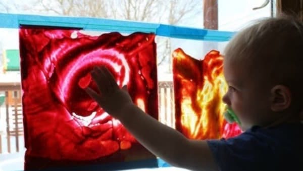 des sacs plastique fermés avec de la peinture dedans