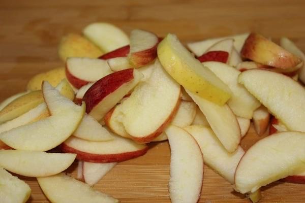 des morceaux de pommes coupés en quartier