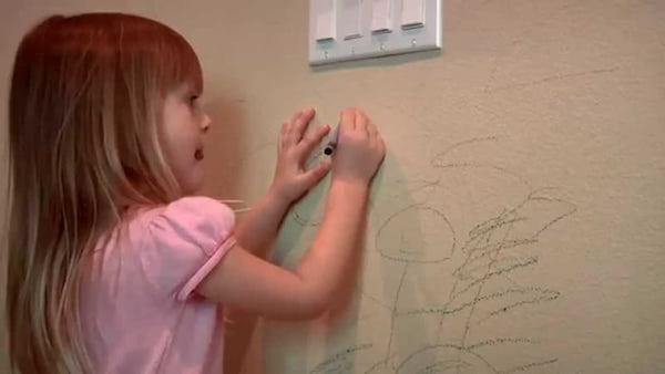 Une astuce pour enlever les taches de crayon sur les murs