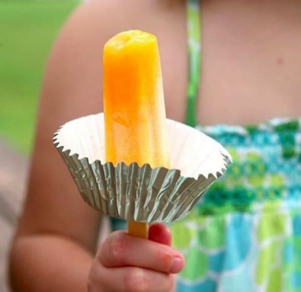 un moule à muffin pour empêcher les glaces de couler