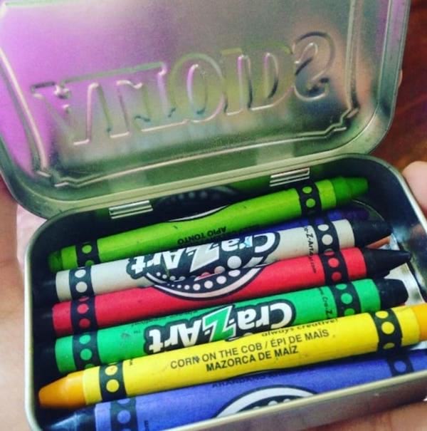 une petite boite pour mettre les crayons dedans