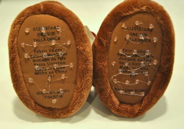 de la glue sur des chaussons pour qu'ils ne glissent plus