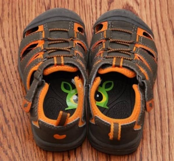 des autocollants dans les chaussures pour savoir quel est le pied gauche et le pied droit