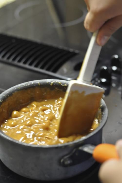 le caramel doit être mélangé pour être légèrement épais