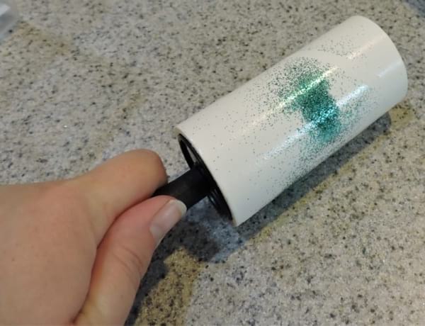 une brosse adhésive pour ramasser facilement les paillettes