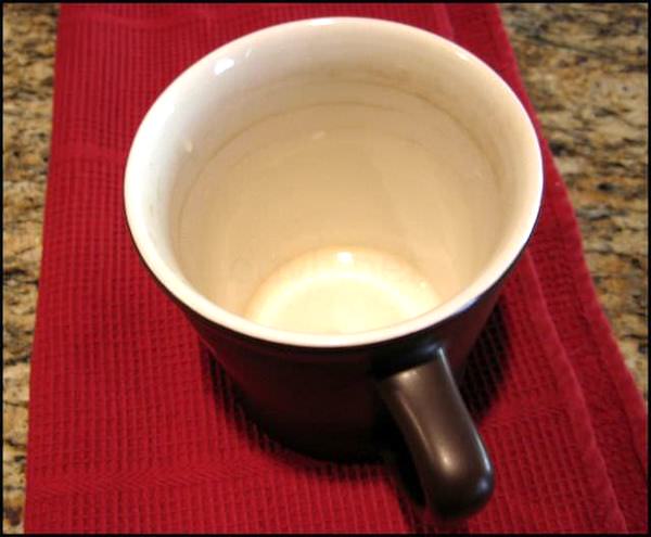 tasse tachée par le thé laver