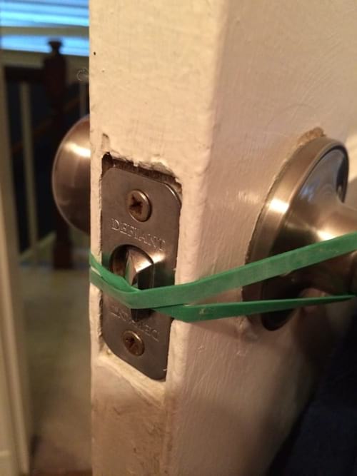 un élastique pour bloquer le loquet de la porte