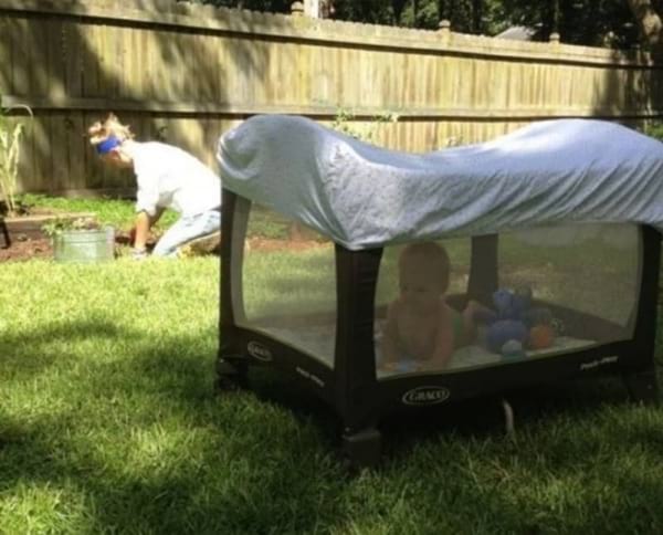 un drap-housse sur le lit de bébé pour le protéger