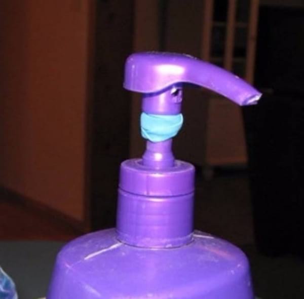 un élastique sur le distributeur de savon pour ne pas gaspiller
