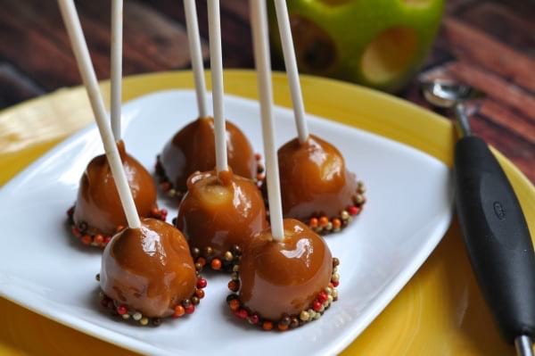 Les sucettes de mini pommes au caramel sont prêtes