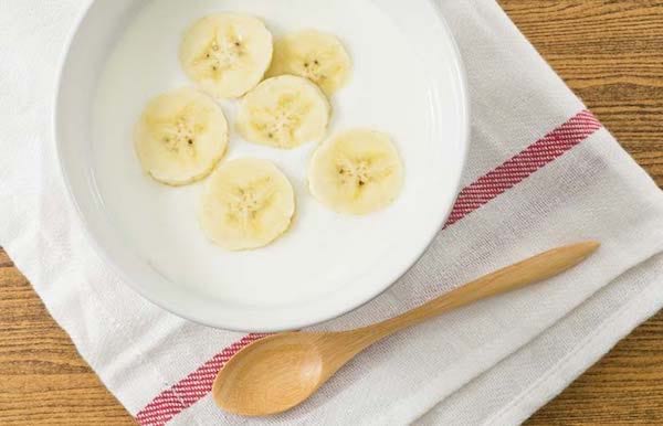 straighten hair with banana curd and olive oil
